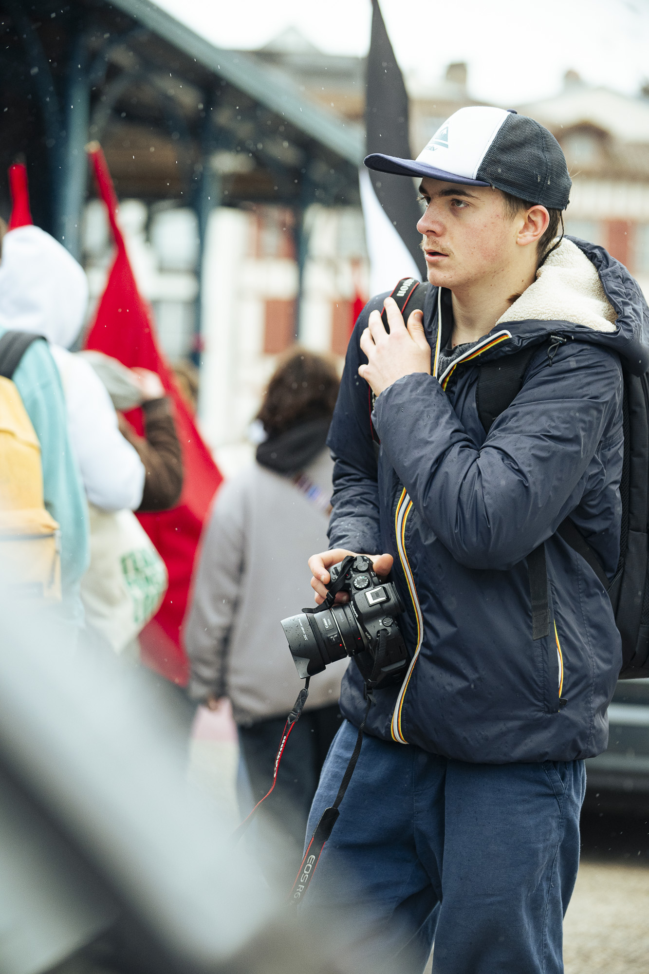 Photographe avec un reflex et une casquette